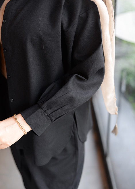 نمای نزدیک شومیز مشکی لینن با دکمه و یقه مردونه