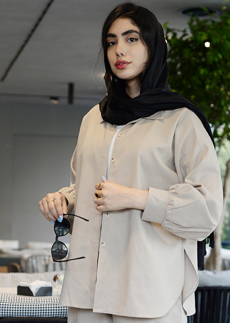 شومیز یقه مردانه دکمهدار لینن کرم از نمای نیمرخ