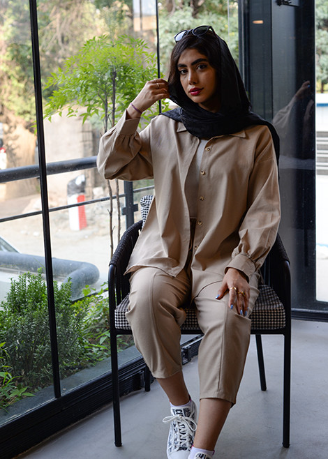 نمای نزدیک از بافت لینن شستشده شومیز کرم زنانه