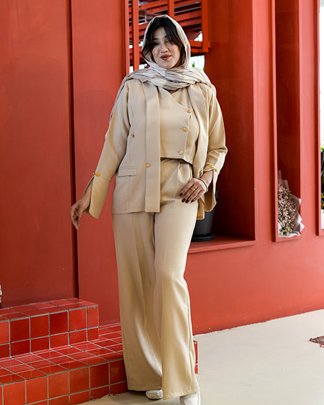 ست کت و شلوار زنانه مجلسی کرم با ژیله کرپ مازراتی ایستاده روی تن مدل