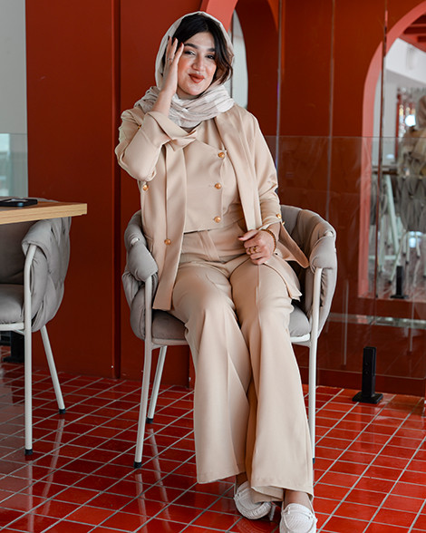 نمای نزدیک از پارچه کرپ مازراتی بدون چروک ست زنانه مجلسی