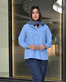 فروش عمده شومیز آبی آسمونی با پارچه نخی درنا از تولیدی ریچ کت