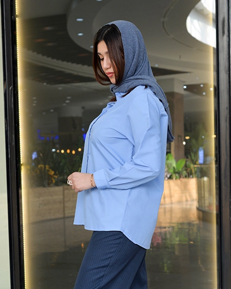 مدل شومیز زنانه ساده و شیک در رنگ آبی آسمونی مناسب برای بوتیک‌ها