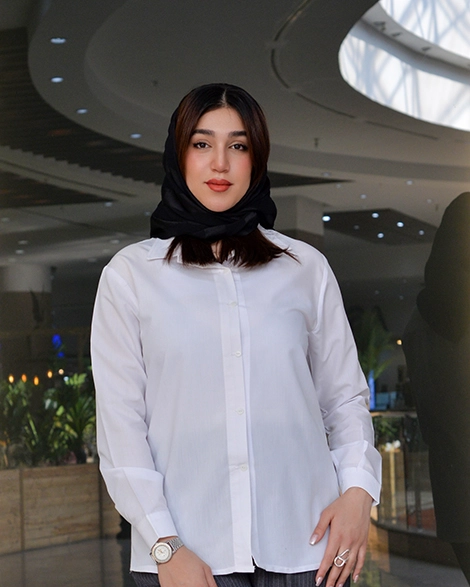 نمای نزدیک از جنس پارچه نخی درنا شومیز سفید زنانه