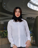 نمای نزدیک از جنس پارچه نخی درنا شومیز سفید زنانه