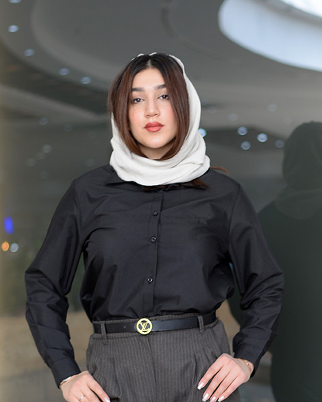 نمای پشت شومیز مشکی با فرم آزاد و پارچه لطیف نخی درنا