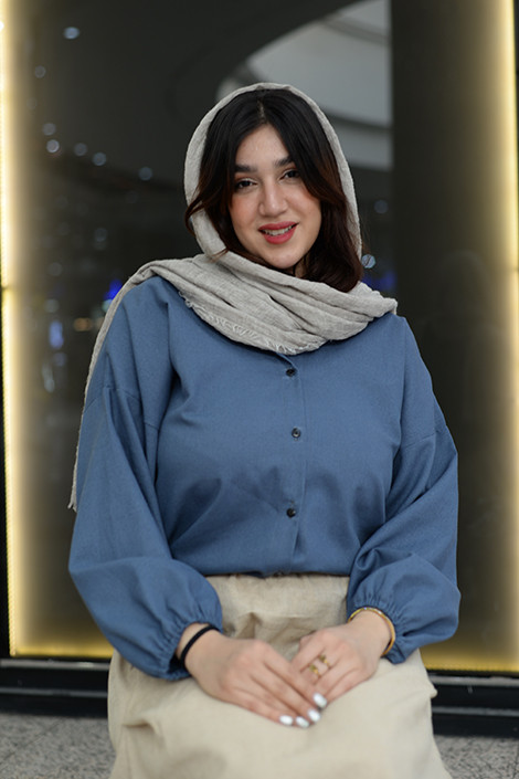 نمای پشت شومیز زنانه لینن رنگ آبی نفتی، بدون چین و آبرفت