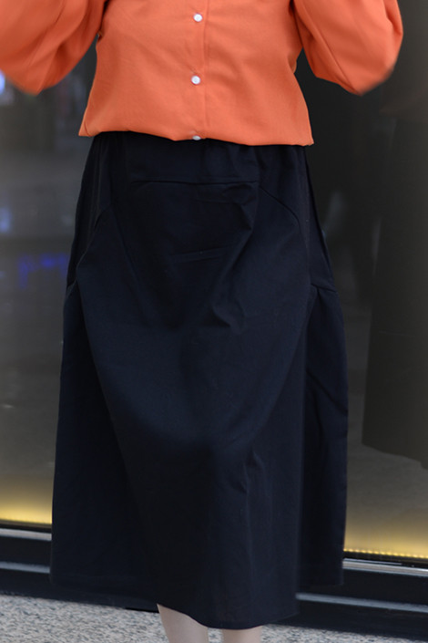 نمای پشت دامن مشکی با برش آزاد و راحت