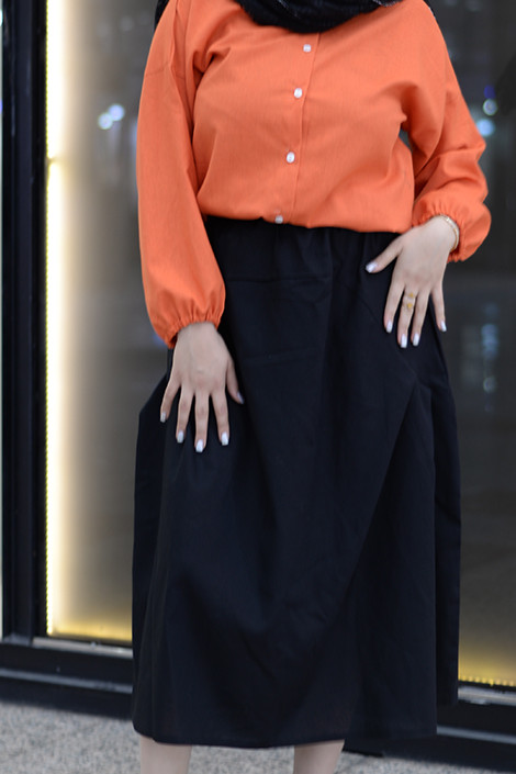 استایل تابستانی با دامن لینن مشکی و شومیز سفید