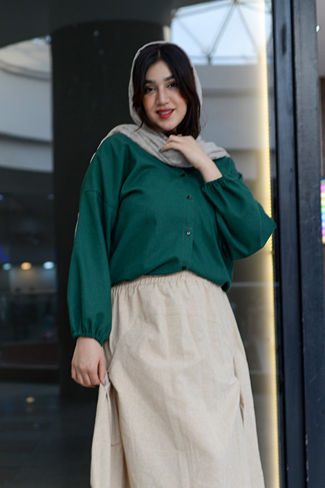 ست شومیز سبز و دامن کرم زنانه با پارچه لینن