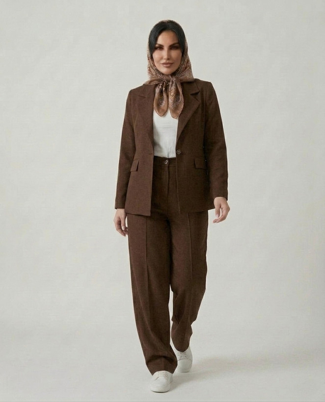 استایل رسمی زنانه با کت و شلوار شکلاتی تک دکمه